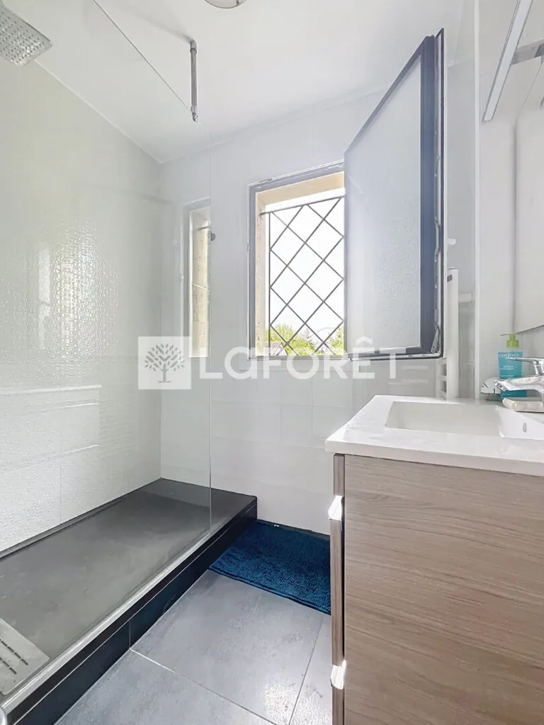 Badezimmer - Maisonette with South-West Terrace in Le Pecq