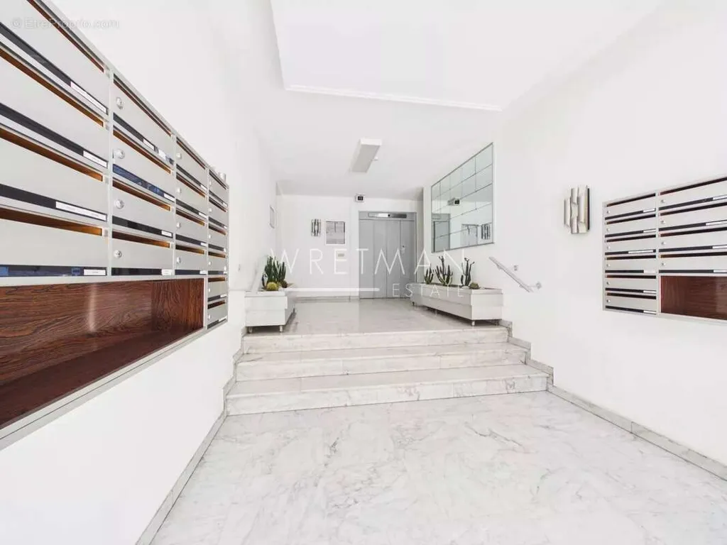 Esik - Studio with East-Facing Terrace in Nice