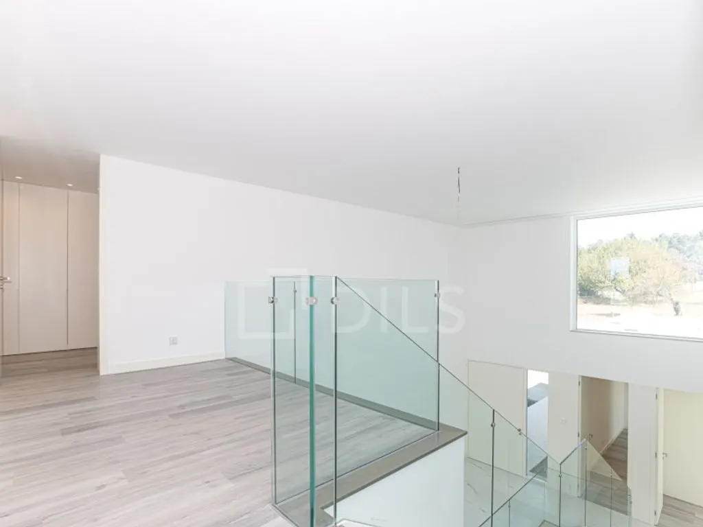 Pièces - Contemporary T5 with Pool in Loulé