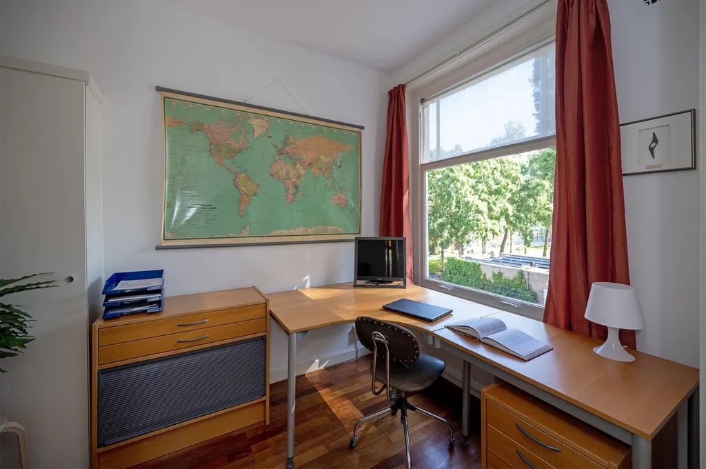 Bureau - 3-Bedroom Apartment with Free View in Amsterdam