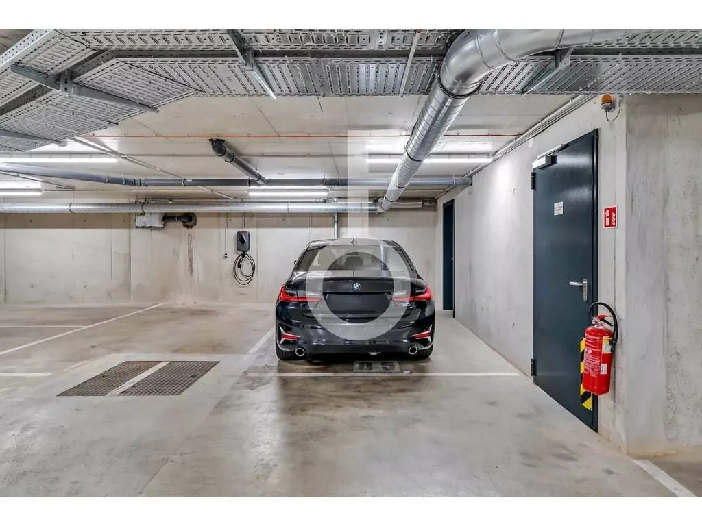 Garage - Appartement Neuf avec Balcon à Beggen, Luxembourg