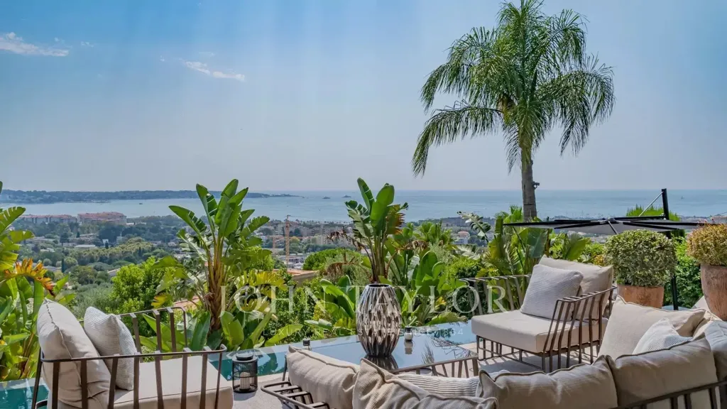 Terrasse - Villa Luxueuse avec Vue Mer à Golfe-Juan