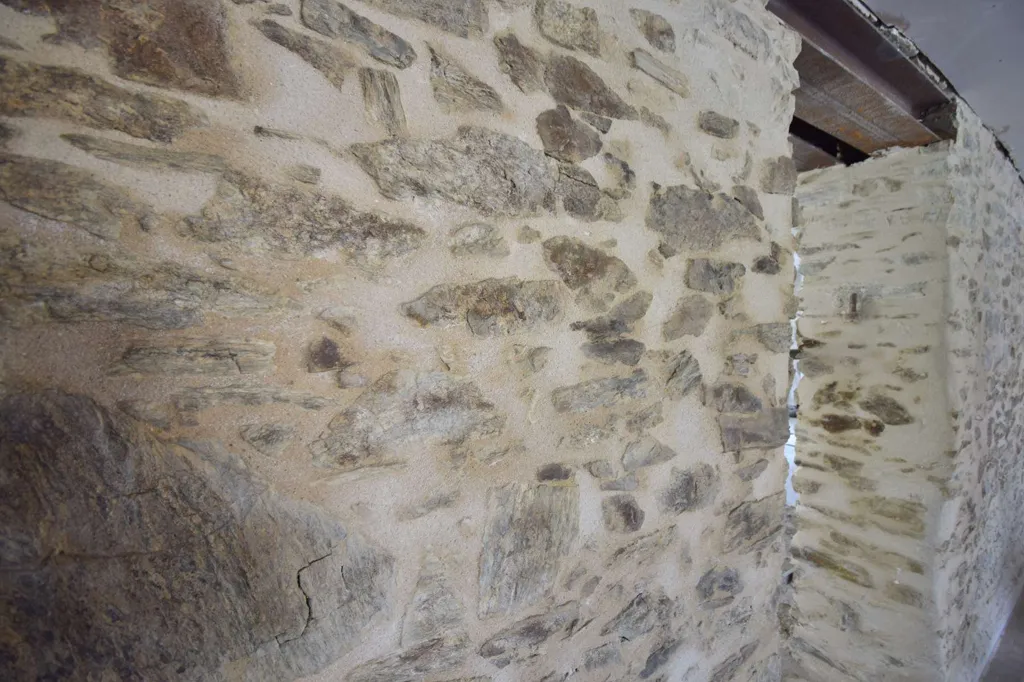 Pièces - Maison en Pierre à Réno. avec Jardin à Montbert