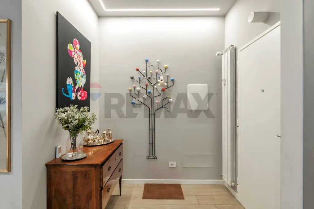 Entrée - Rustic Triplex with Balcony in Brescia