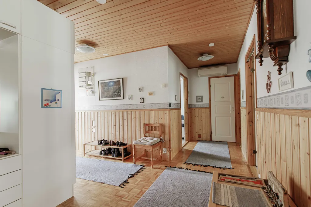 Esik - Spacious Detached House with Garden in Riskunmäki