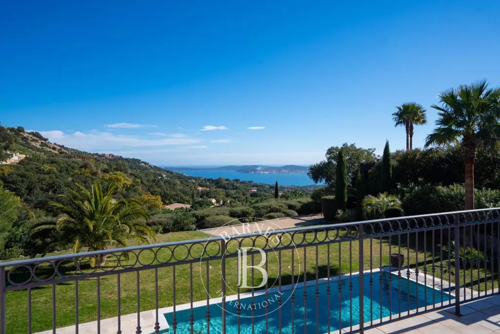 Rõdu - Provençal House with Sea View in Grimaud