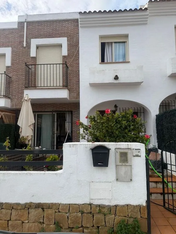 Välivaade - Terraced Semi-Detached House with Pool in Benahavís