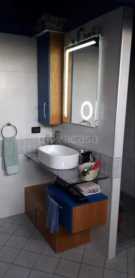 Salles de bain - Modern Apartment with Balcony in Bagnolo Piemonte