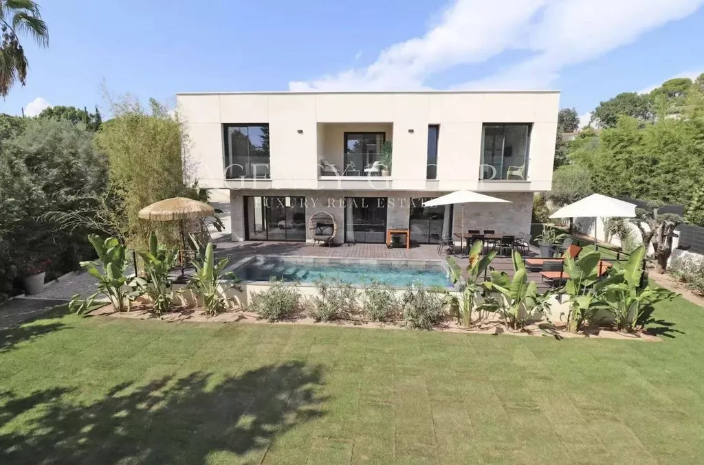 Vue aérienne - Villa Luxueuse avec Piscine à Mougins