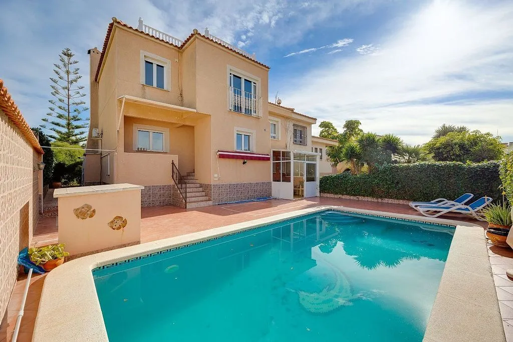Bassein - Chalet with Pool and Terrace in El Chaparral