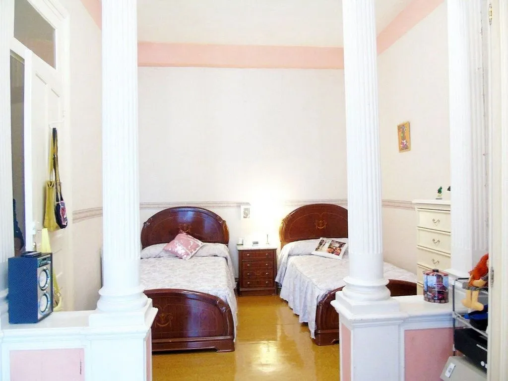 Chambres - Historic Apartment with Balcony in City Centre