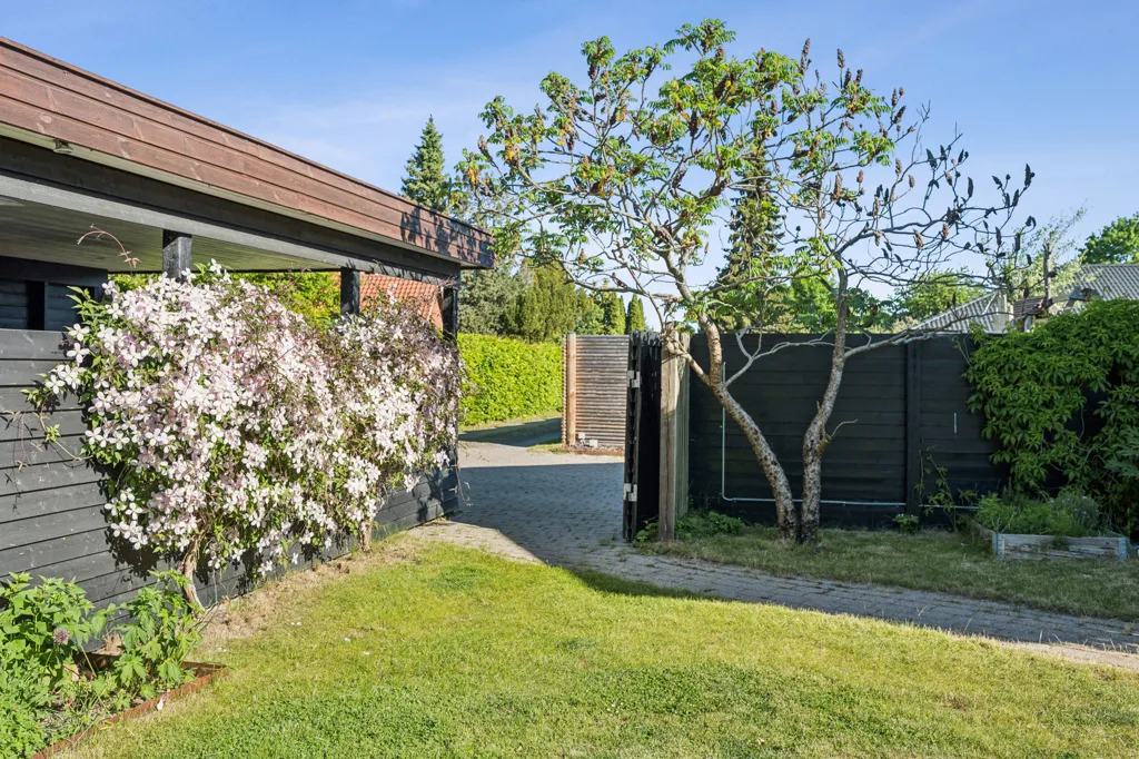Giardino - Modernised Villa with Garden in Virum