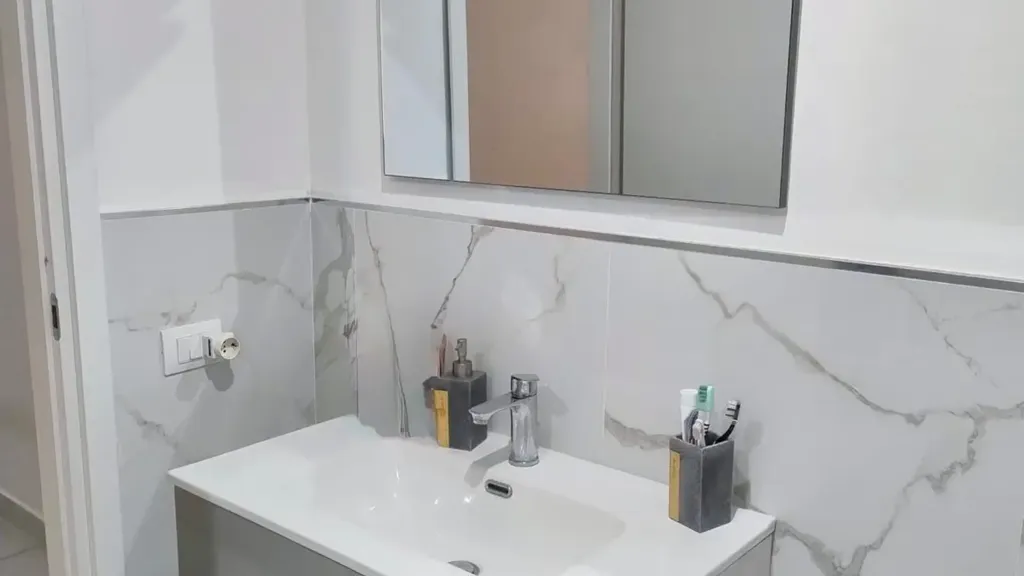 Salles de bain - Modernised 2-Bed Flat with Terrace in Santa Marinella