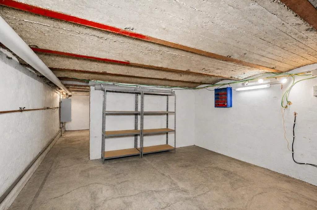 Garage - Spacious Home with Garden in Denderwindeke
