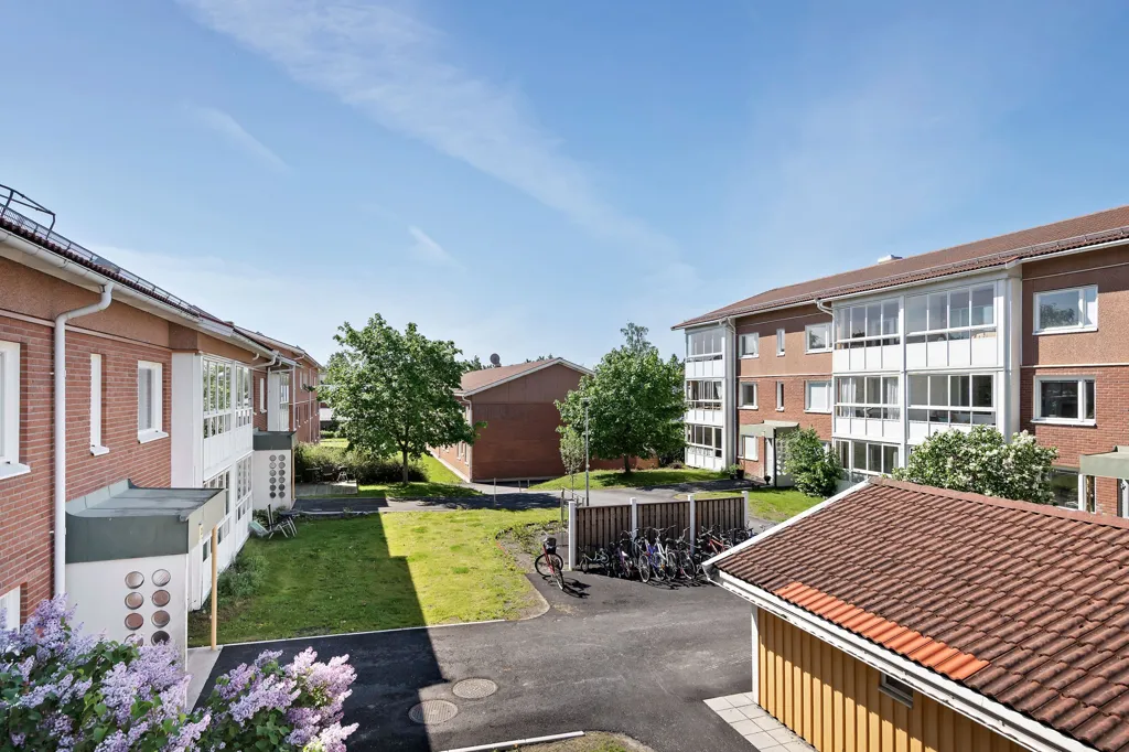 Garden - Three-Bedroom Apartment with West-Facing Balcony in Umeå