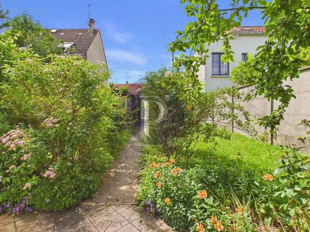 Jardin - Maison avec Jardin et Garage dans le Quartier du Golf à Igny
