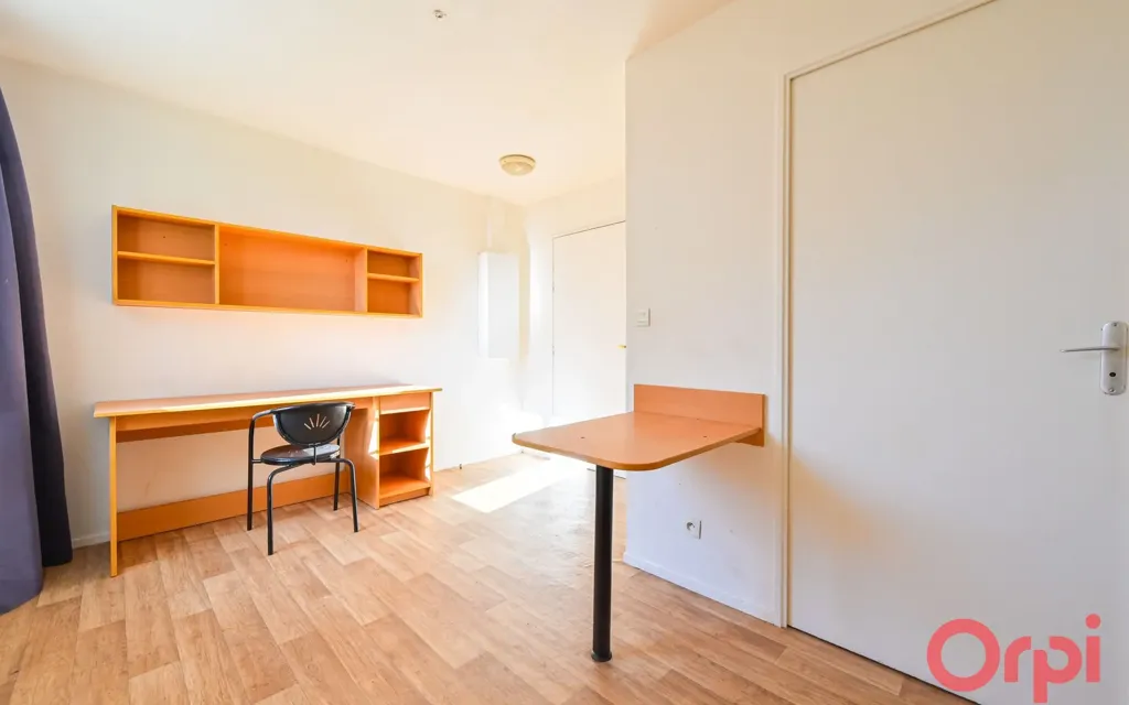Office - Studio with Balcony in Paris 20ème