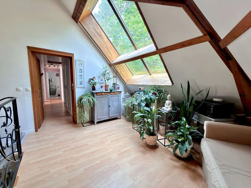 Pièces - Maison 8 pièces à Noisy-Sur-Ecole