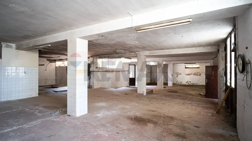 Pièces - Commercial Space with Apartments in Belpasso