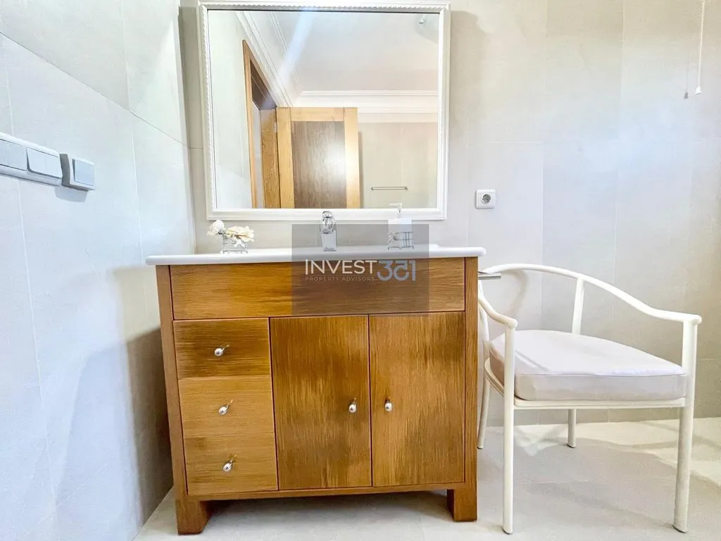 Bathrooms - Single-Story Villa with Terrace in Porto