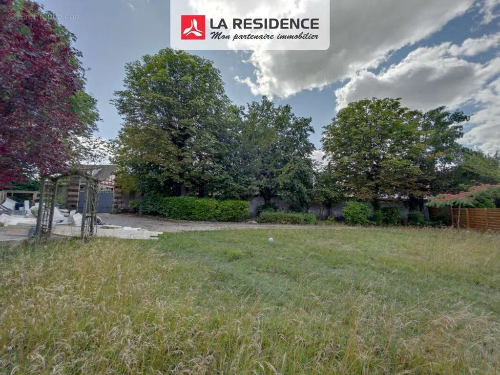 Aed - Large Plot with Commuter Access in Les Mureaux