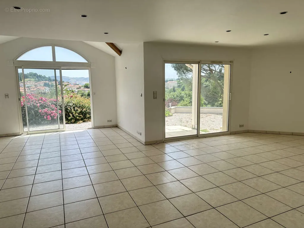 Soggiorno - House with Golf View and Pool near Saint-Etienne