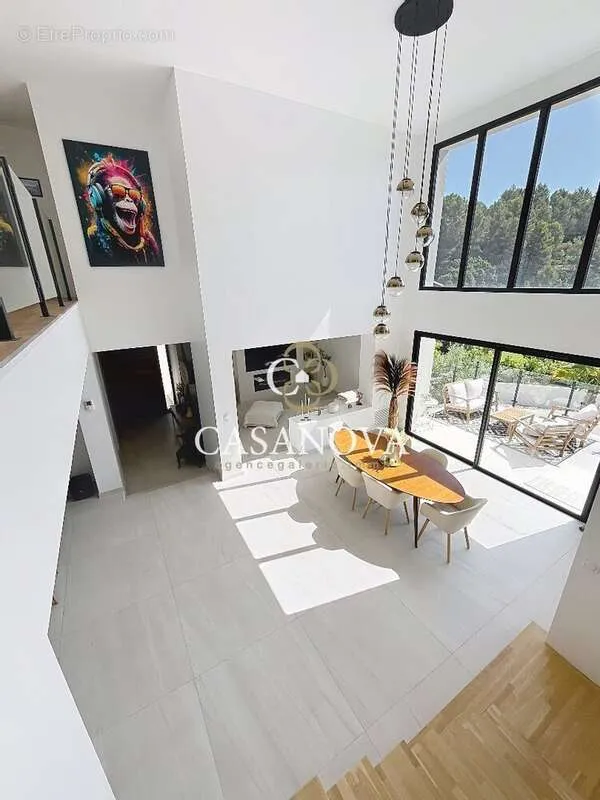 Séjour - Villa Contemporaine avec Vue Panoramique à Clermont-l'Hérault