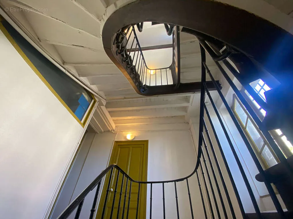 Pièces - Appartement à Rénover avec Balcon à Dijon