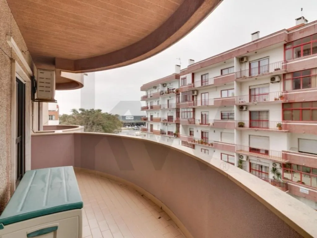 Rõdu - Luxury Apartment with Multiple Balconies in Alverca