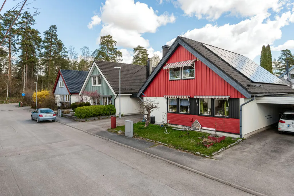 Exterior - 1½-Storey Villa with Spa Deck in Quiet Suburb
