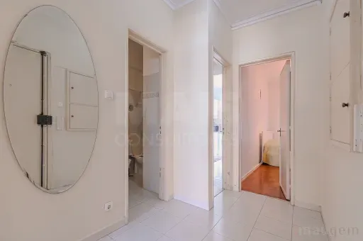 Esik - T2 Apartment with Varied Views in Odivelas