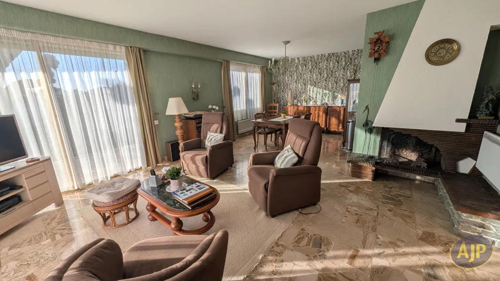 Living Room - Charming House with Terrace in L'Aiguillon Sur Mer
