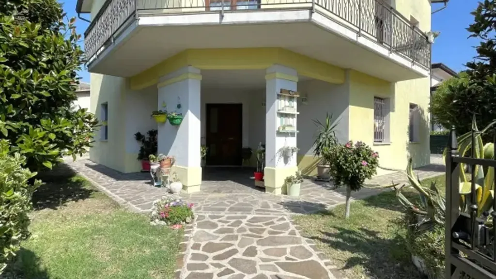 Välivaade - Rear-Access Villa with Garden in Soliera