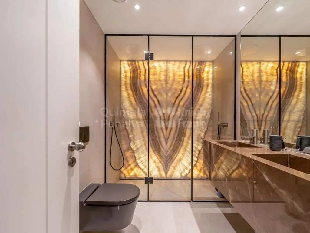 Bathrooms - Luxury Apartment with River View in Chiado, Lisbon