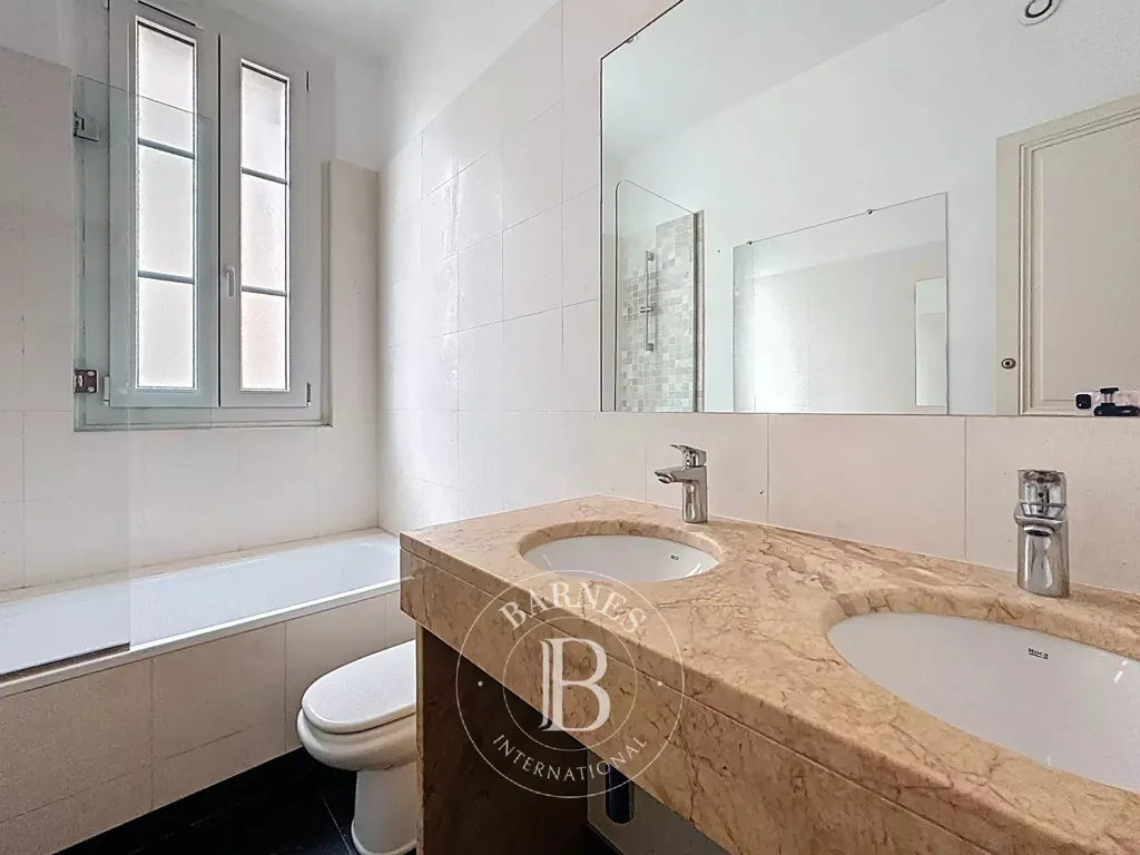 Salles de bain - Appartement Luxe avec Vue sur la Ville près de la Tour Eiffel