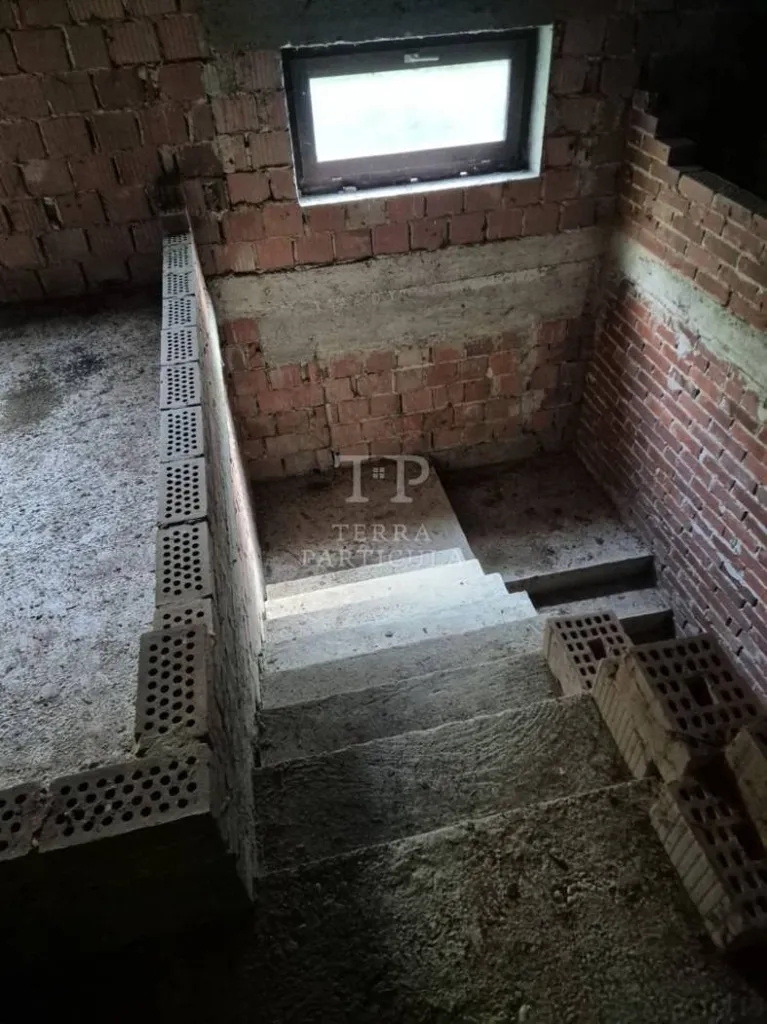Toad - Under-Construction House with Full-Height Attic in Gornja Stubica