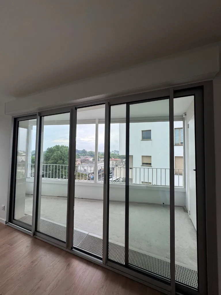 Balcon - T2 avec Terrasse au Dernier Étage à Villenave d'Ornon