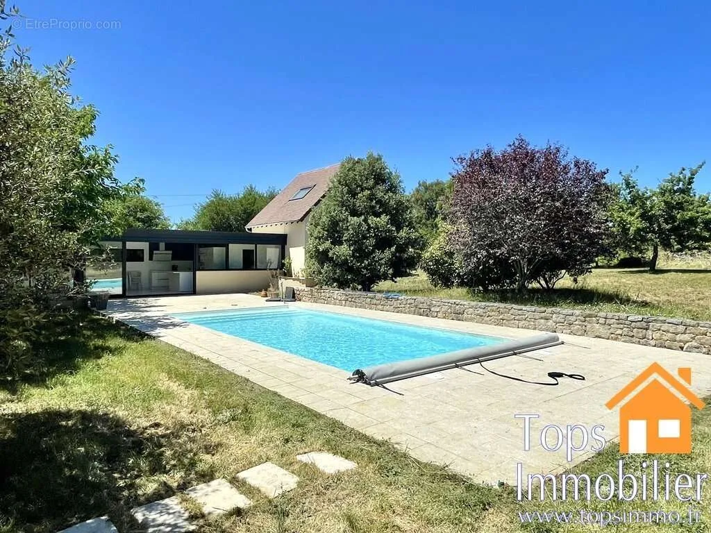 Bassein - Architectural House with Pool in Lot Valley