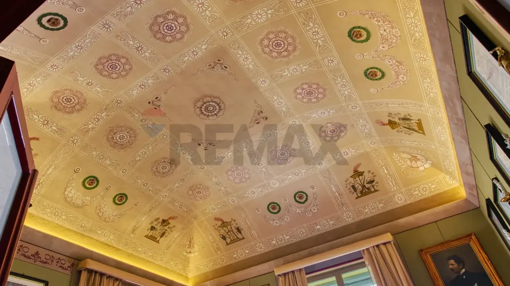 Pièces - Historic Apartment with Double Balcony in Novara