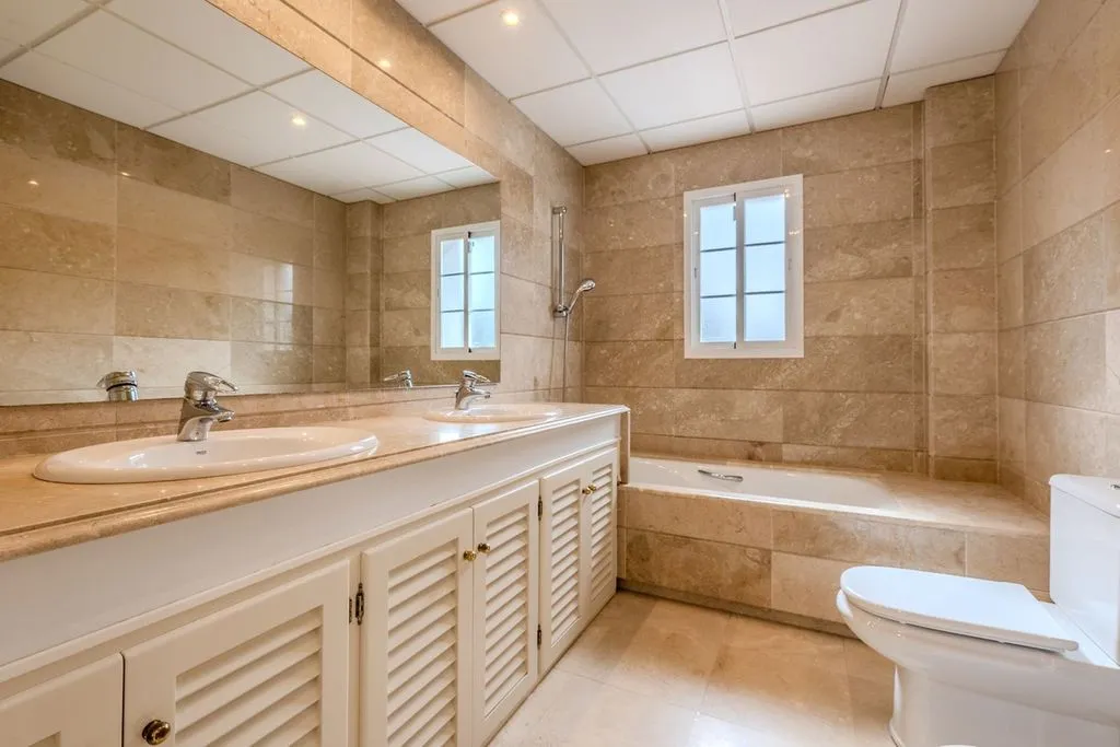 Salles de bain - Detached House with Golf View in Sotogrande