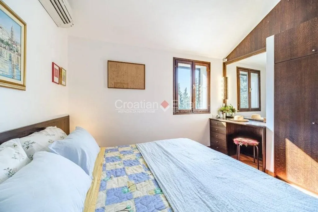 Bedrooms - Family House with Pool near Postira