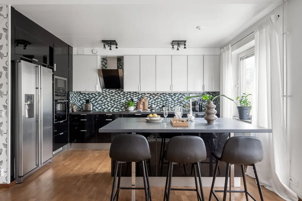 Köök - Spacious 3-Bedroom Flat with Terrace in Hässelby Strand