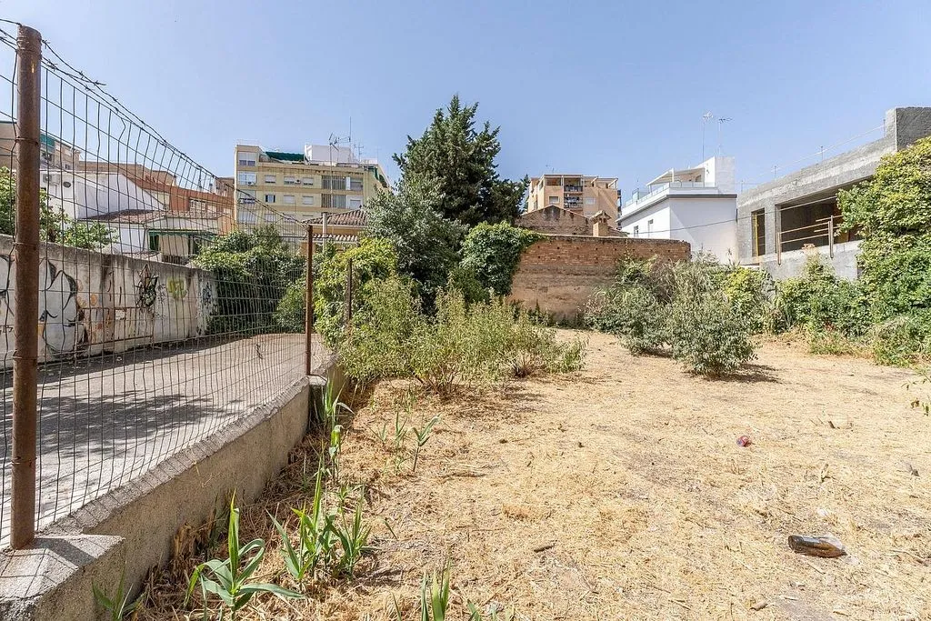 Aed - Detached House with Private Garden in Granada