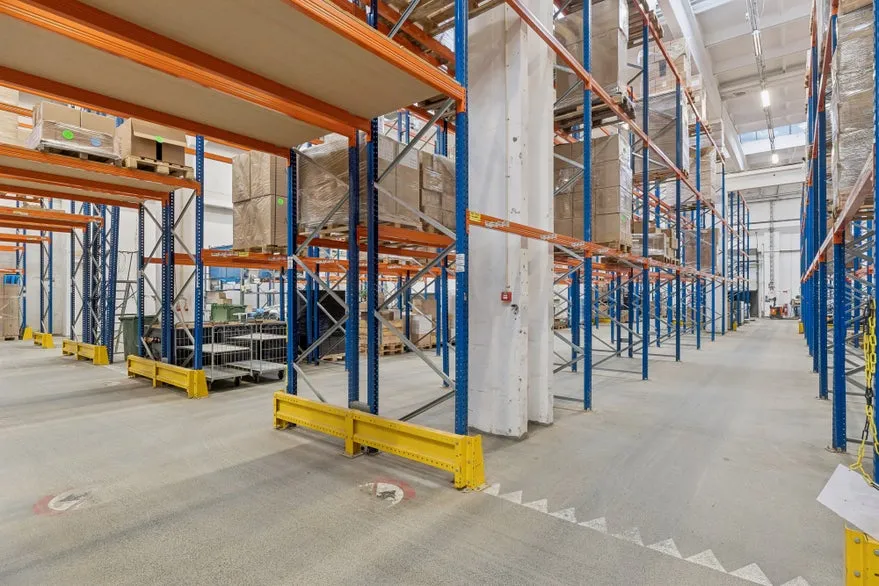 Pièces - Warehouse near Motorway Network in Brøndby
