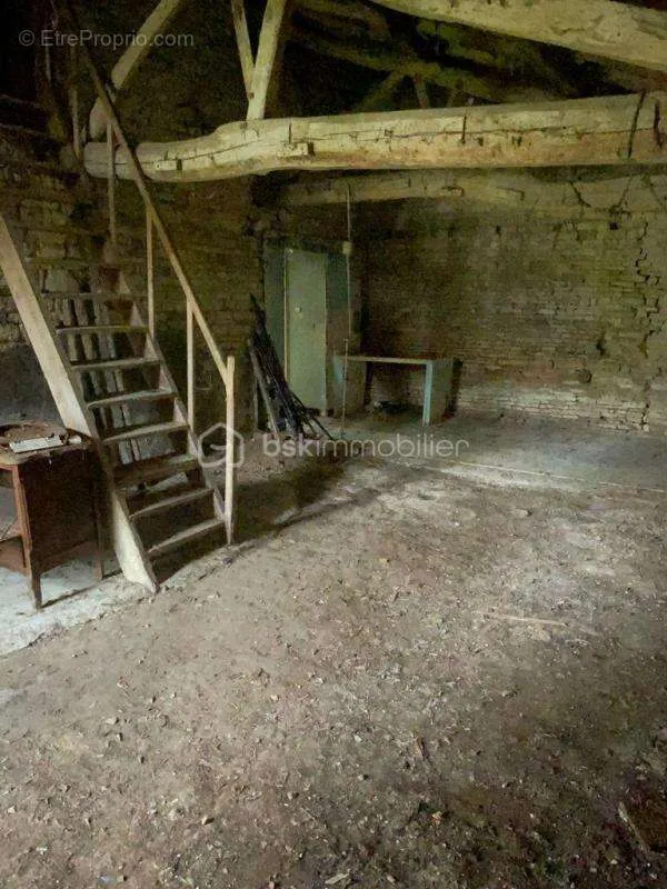 Pièces - Maison à Rénover avec Terrain à la Campagne