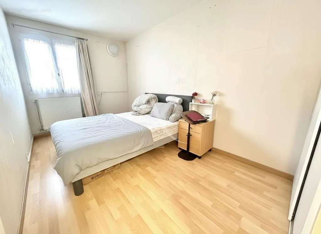 Magamistoad - 3-Bedroom Garden-Level Flat in Lognes