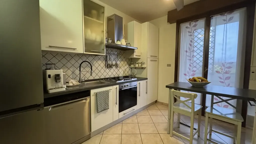 Cuisine - Modernised Apartment with Balcony in Suzzara