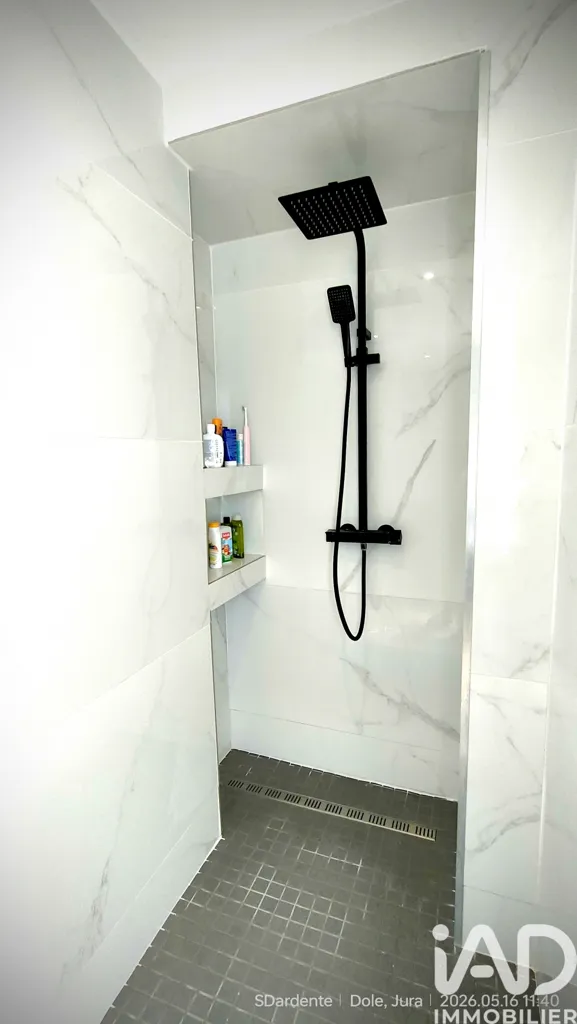 Salles de bain - Maison Traditionnelle Rénovée avec Balcon à Dole