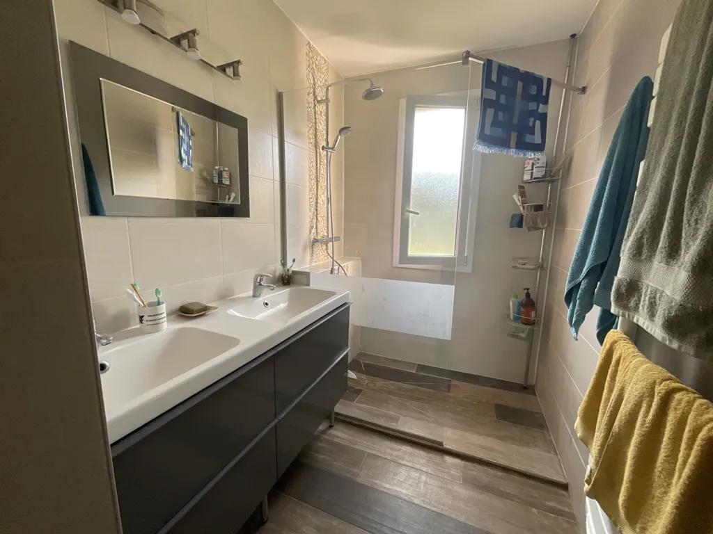 Salles de bain - Grande Maison 5 Chambres avec Panneaux Solaires à Satolas-et-Bonce
