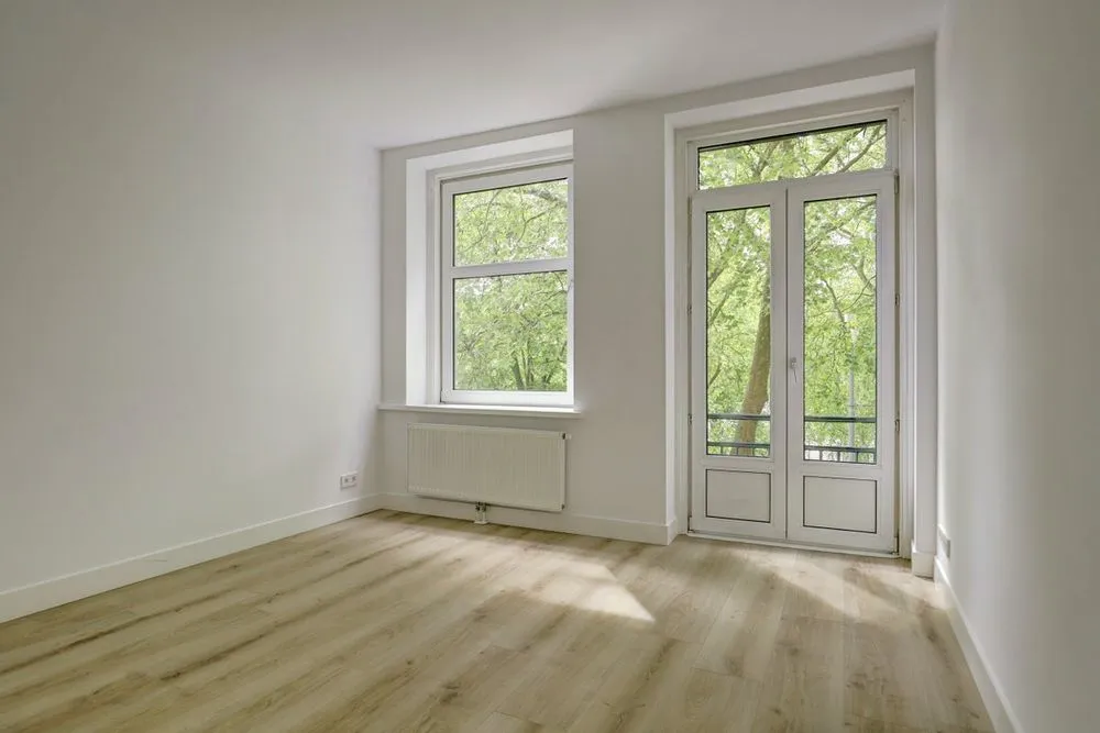 Pièces - 3-Bedroom Apartment with Balcony in Amsterdam